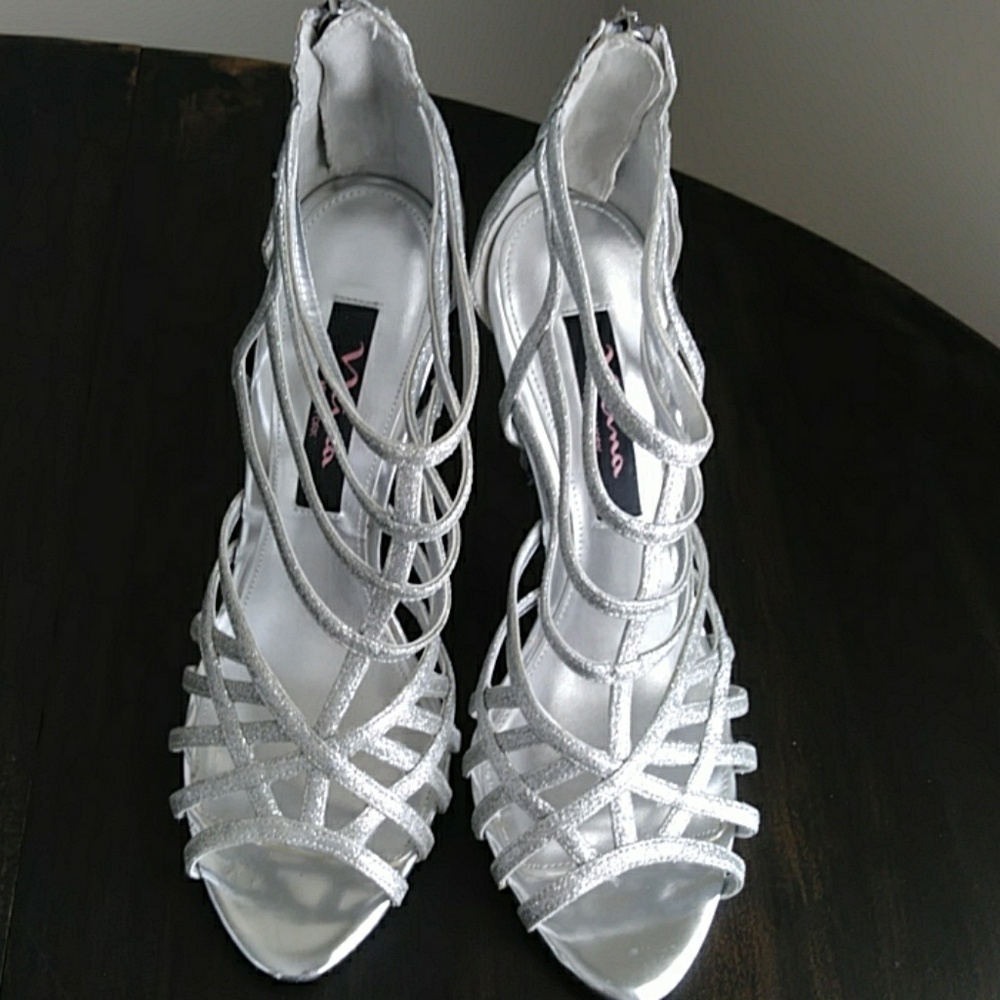 Nina silver glitter heels. Size 6 1/2.